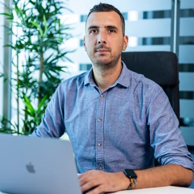 Fotografia profesională a echipei Cosmin Radu, Head of AI la UP2DATE SOFTWARE