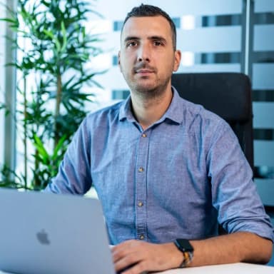 Fotografia profesională a echipei Cosmin Radu, Head of AI la UP2DATE SOFTWARE