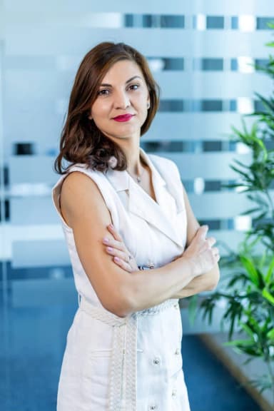 Fotografia profesională a echipei Raluca Gheorghe, Head of Marketing la UP2DATE SOFTWARE